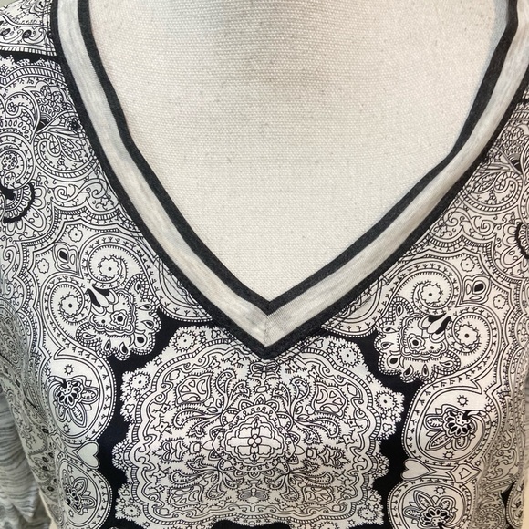 Cabi black & white mixed print v neck silk/viscose top high low hem 3/4 sleeve - Picture 6 of 13